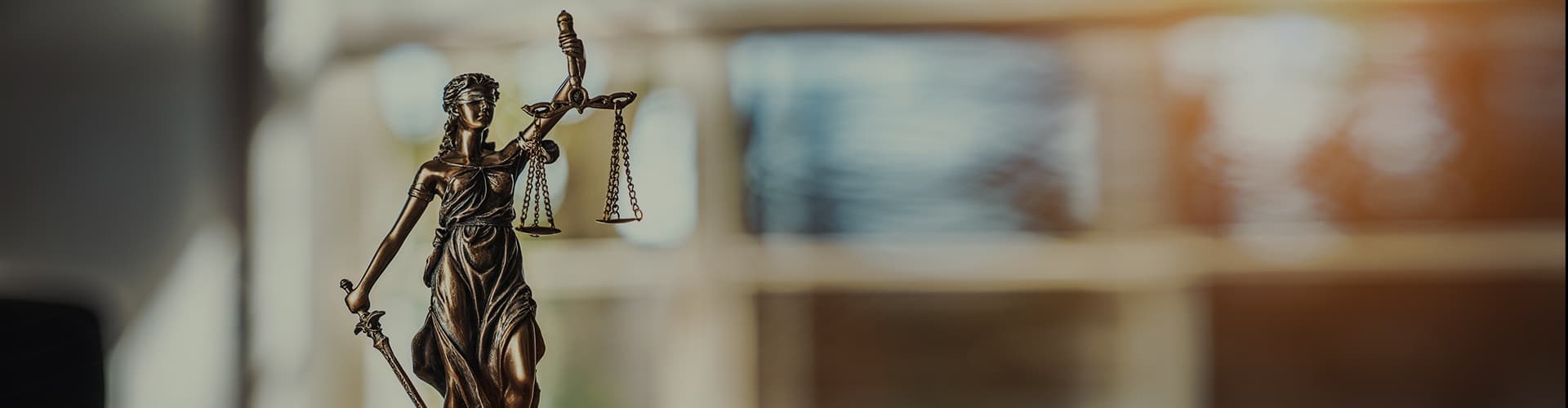 Detail einer Justitia-Darstellung in warmem Licht